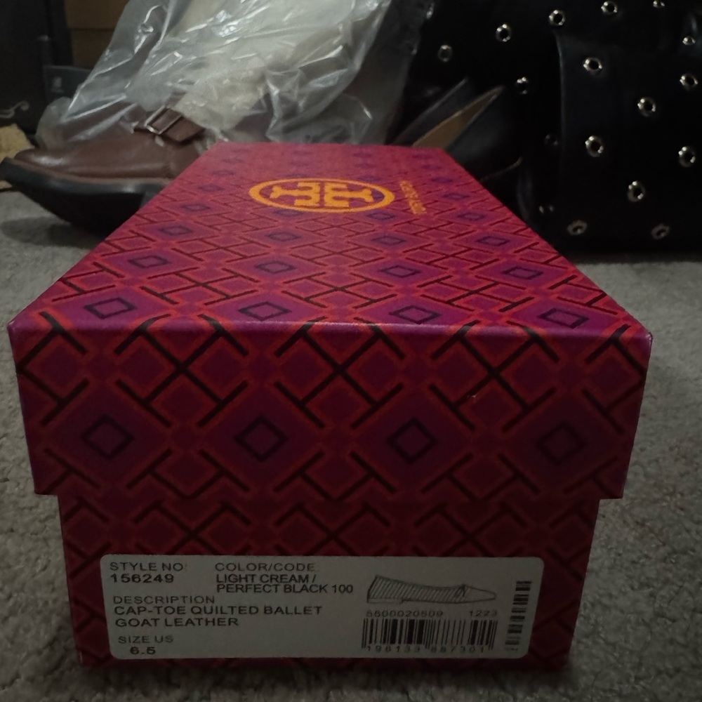 Tory Burch Black and Cream Bow Flats - Picture 8 of 8